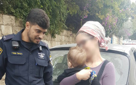 האם, בנה והשוטר שחילץ את התינוק (צילום: דוברות המשטרה)