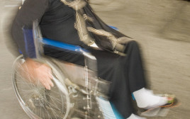 נערה על כיסא גלגלים, ארכיון (צילום: אינג אימג')