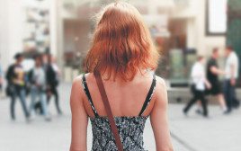 אישה הולכת ברחוב, אילוסטרציה (צילום: אינג אימג')