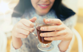 אישה שותה תה, אילוסטרציה (צילום: אינג אימג')