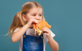 ילדה אוכלת, אילוסטרציה (צילום: istockphoto)