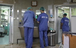 רופאים בחדר ניתוח, ארכיון (צילום: יעקב נאומי,פלאש 90)