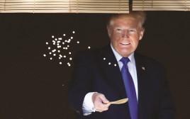 דונלד טראמפ מאכיל דגי קוי (צילום: רויטרס)