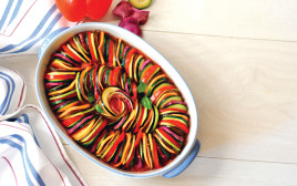 מניפת ירקות על מצע רוטב עגבניות  (צילום: פסקל פרץ-רובין)