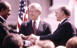 בגין, קרטר וסאדאת בהסכם השלום ב־1979 (צילום: שמואל רחמני)