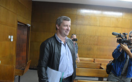 סטס מיסז'ניקוב בבית המשפט (צילום: אבשלום ששוני)
