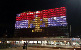 דגל מצרים מצג על בניין עיריית תל אביב (צילום: אבשלום ששוני)