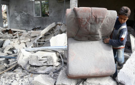 אוספים את ההריסות אחרי התקיפה במזרח דמשק (צילום: רויטרס)