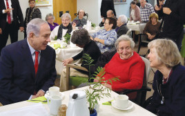 נתניהו מבקר את הקשישים  (צילום: עמוס בן גרשום, לע"מ)