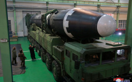 קים ג'ונג און מסתכל על הטיל החדש בפיתוח קוריאה הצפונית (צילום: רויטרס)