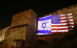 חומות העיר העתיקה מוארות בצבע דגלי ארה"ב וישראל (צילום: מרק ישראל סלם)