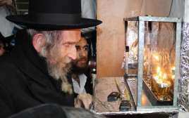 הרב שטיינמן ז"ל מדליק נרות חנוכה (צילום: בעריש פילמר)