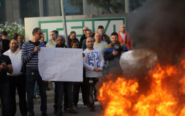 שריפת צמיגים בכניסה למפעל טבע בירושלים (צילום: יונתן זינדל, פלאש 90)