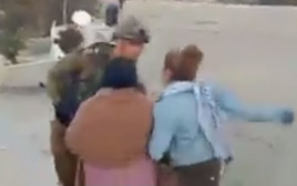 נערה פלסטינית תוקפת חייל (צילום: צילום מסך)