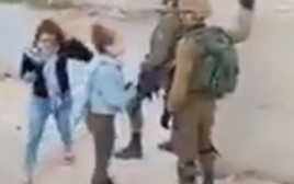 נערות פלסטיניות תוקפות את חיילי צה"ל (צילום: צילום מסך)