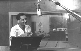 שמעון ישראלי באולפן קול ישראל שנת 1959 צילום משה פרידן לע''מ (צילום: משה פרידן, לע"מ)