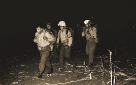 אריק שרון מוביל את הצנחנים לפעולה בשנות ה-50 (צילום: "במחנה", באדיבות ארכיון צה"ל)