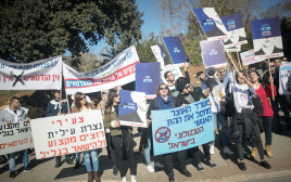 חברי פורום המכללות הטכנולוגיות מפגינים מול הכנסת (צילום: יונתן זינדל, פלאש 90)
