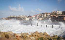 נמל יפו סוער (צילום: יעקב לדרמן, פלאש 90)