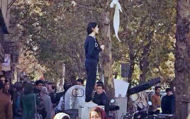 אקט המחאה של הצעירה האיראנית (צילום: צילום מסך)