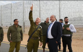 ליברמן בסיור בגדר הגבול עם ירדן (צילום: אריאל חרמוני, משרד הביטחון)