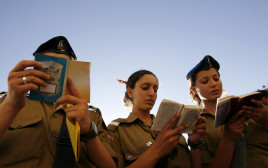 חיילות דתיות  (צילום: רויטרס)
