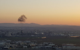העשן השחור מעל המפעל (צילום: קרן צור, מרכז מחקר סביבתי בחיפה)