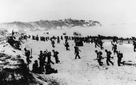 חיילי בעלות הברית נוחתים על חופי אלג'יריה, 1942 (צילום: AFP)