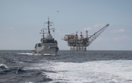 ספינות חיל הים לצד אסדות הגז (צילום: דובר צה"ל)