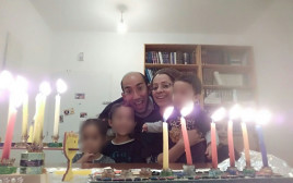 הרב איתמר בן גל ז"ל ומשפחתו (צילום: באדיבות המשפחה)