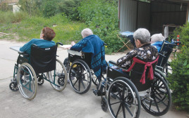 קשישים סיעודיים על כסאות גלגלים (צילום: יוסי אלוני)