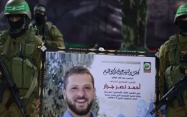 חמאס עם תמונתו של אחמד ג'ראר (צילום: צילום מסך)