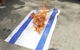 שריפת דגל ישראל בתהלוכה באיראן  (צילום: רשתות ערביות)