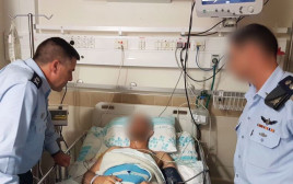 האלוף נורקין מבקר את הטייס הפצוע (צילום: דובר צה"ל)