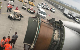 מכסה המנוע של המטוס התפרק באוויר (צילום: רויטרס)