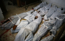 הרוגים מהפצצת צבא סוריה בח'וטא (צילום: AFP)