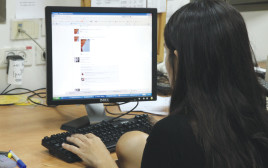 אישה מול מחשב, למצולמת אין קשר לכתבה (צילום: נאור רהב)