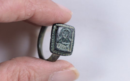 הטבעת שנמצאה (צילום: קלרה עמית, באדיבות רשות העתיקות)