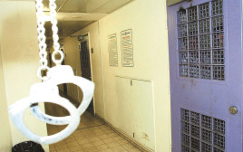 תא מעצר (צילום: יהודה לחיאני)