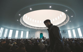 מתפללים במסגד בבריטניה (צילום: רויטרס)