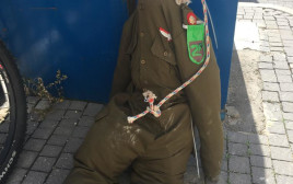 בובת החייל במאה שערים (צילום: דוברות המשטרה)