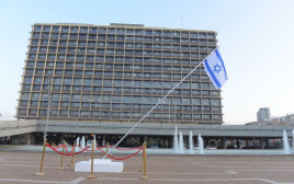 מיצג של דגל ישראל מט לנפול בכיכר רבין (צילום: אבשלום ששוני)