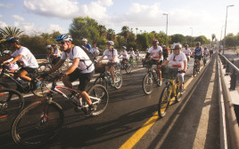 רוכבי אופניים (צילום: רוני שוצר, פלאש 90)