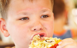 ילד אוכל  (צילום: אינגאימג)