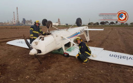 המטוס הקל שהתרסק סמוך ליגור (צילום: דוברות כבאות והצלה חוף)