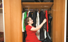אילוסטרציה: אישה מודדת בגדים (צילום: אינג אימג')