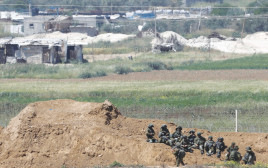 חיילי צה"ל ליד הגדר בגבול עזה  (צילום: רויטרס)