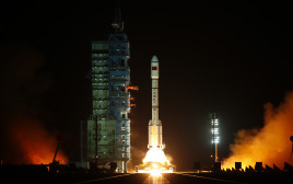 שיגור תחנת החלל הסינית טיאנגונג-1" (צילום: רויטרס)