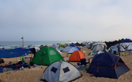 אוהלים בחוף בית ינאי (צילום: רועי שטראוס, רשות הטבע והגנים)