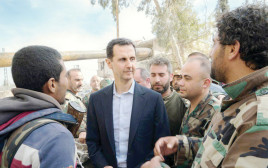 בשאר אסד במפגש עם חיילי צבא סוריה (צילום: רויטרס)